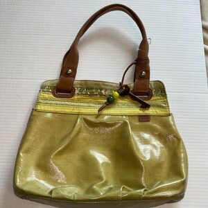 FOSSIL.KEY PER.PATENT LEATHER TOTE GREEN CHARTREUSE COLOR.TAPESTRY DESIGN ON TOP